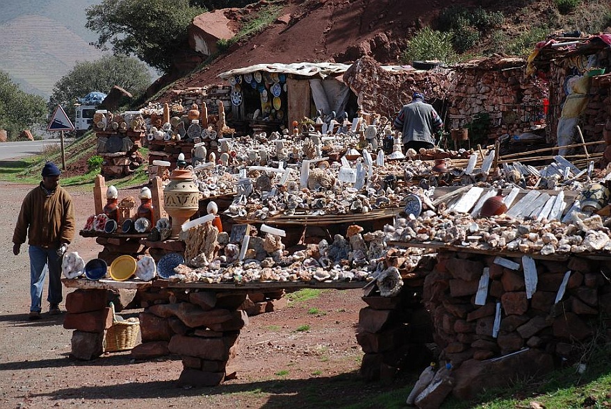 DSC_0217.JPG - on the road - they sell fossils.