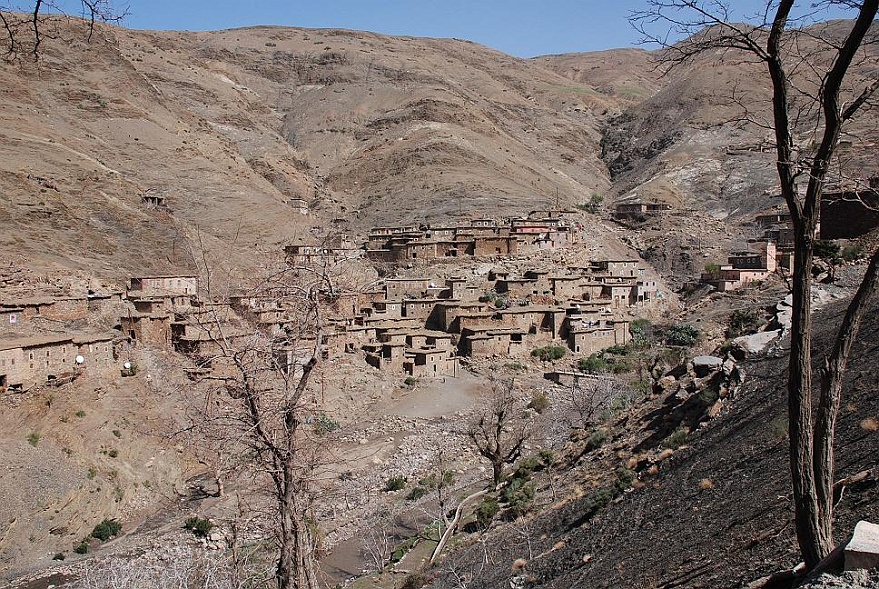 DSC_0222.JPG - Village in the mountains - on the left lives the rich people, they have TV.