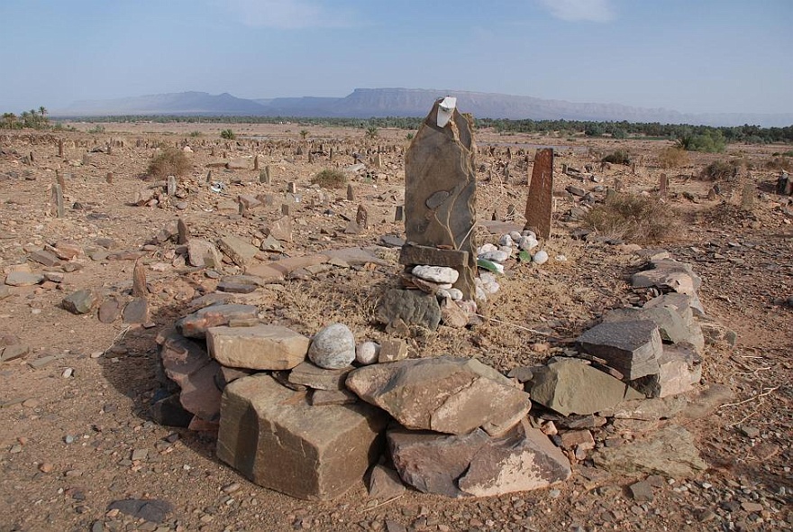 DSC_0317.JPG - Cementery of berber people. In front a grave of a marabout (holy muslim man).