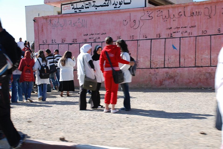 DSC_0436.JPG - in front of a school: boys to the left, girls to the right.