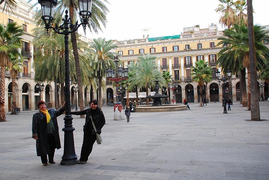 DSC_0895.JPG - in the yards of Barcelona.