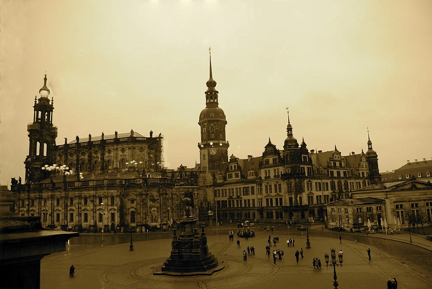 DSC_0281.jpg - View from Semperoper: St. Trinitatis church and Residenz castle. Looks only like 100 years old picture - made in 2007.