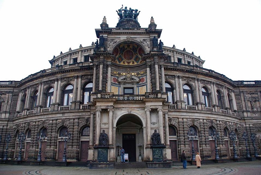 DSC_0311.jpg - The opera house of Dresden - the Semperoper - at day time...