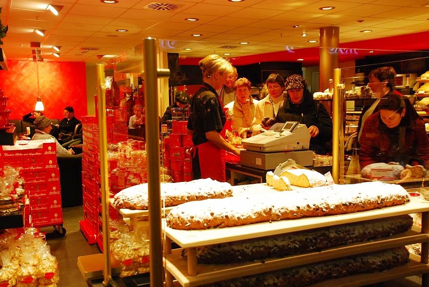 DSC_0382.jpg - Traditional cake from Dresden: Dresdner Stollen.