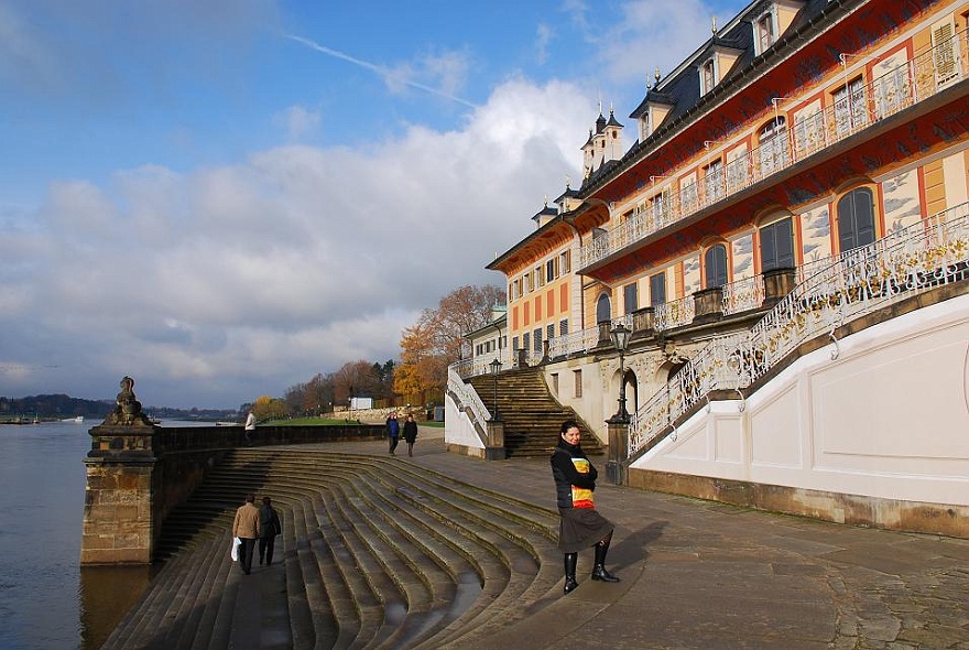 DSC_0419.jpg - Russian girl in front of "Schloss Pillnitz".