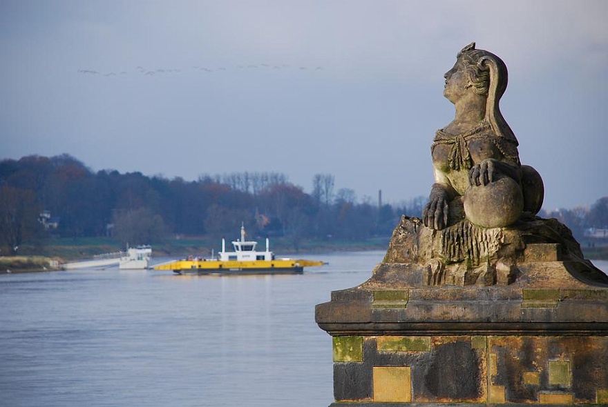 DSC_0421.jpg - A ferry cross the river Elbe.