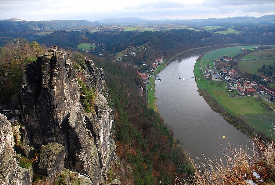 DSC_0434.jpg - The Bastei - down is river Elbe.