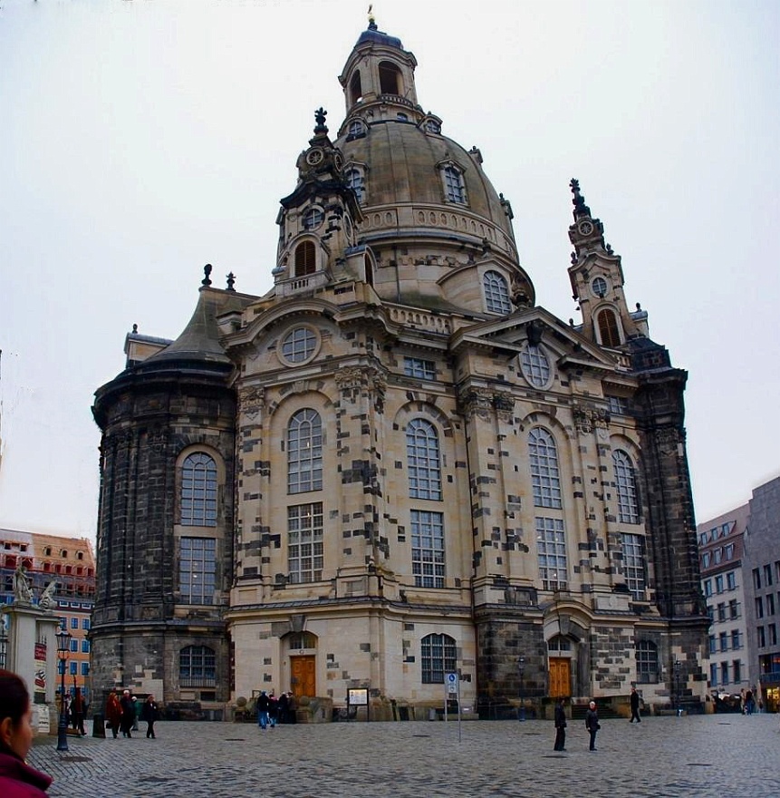 Frauenkirche.jpg - The "Frauenkirche" - destroyed completly 13.02.1945 and rebuild from 8.500 old stones 1993-2005 : the most complicated puzzle of the world!