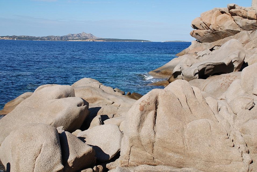 DSC_0032.JPG - rocks at the bay