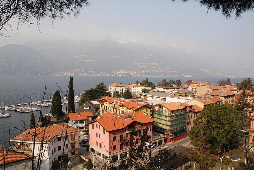 DSC_0039.JPG - ...and out of Bergamo! Now we are at the lake Como.