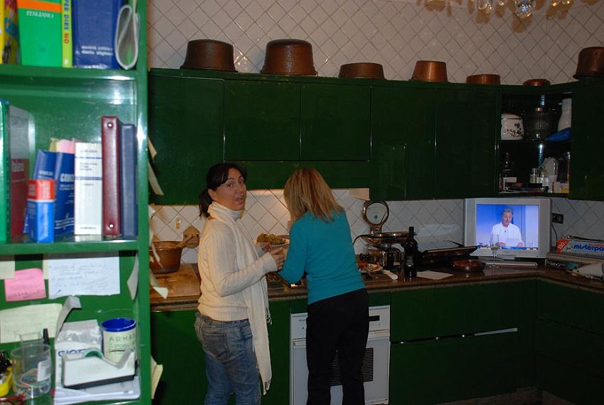 DSC_0071.JPG - Here she prepare dinner with her doughter Letizia  .