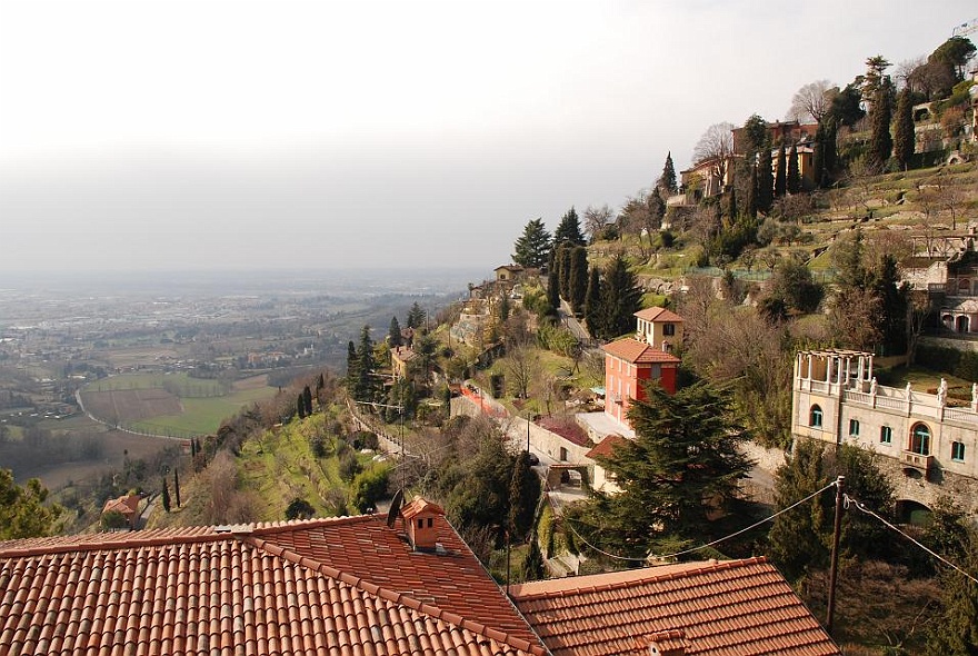 DSC_0101.JPG - In the valley Emilios house and we are on the top of the hill. Here they have...