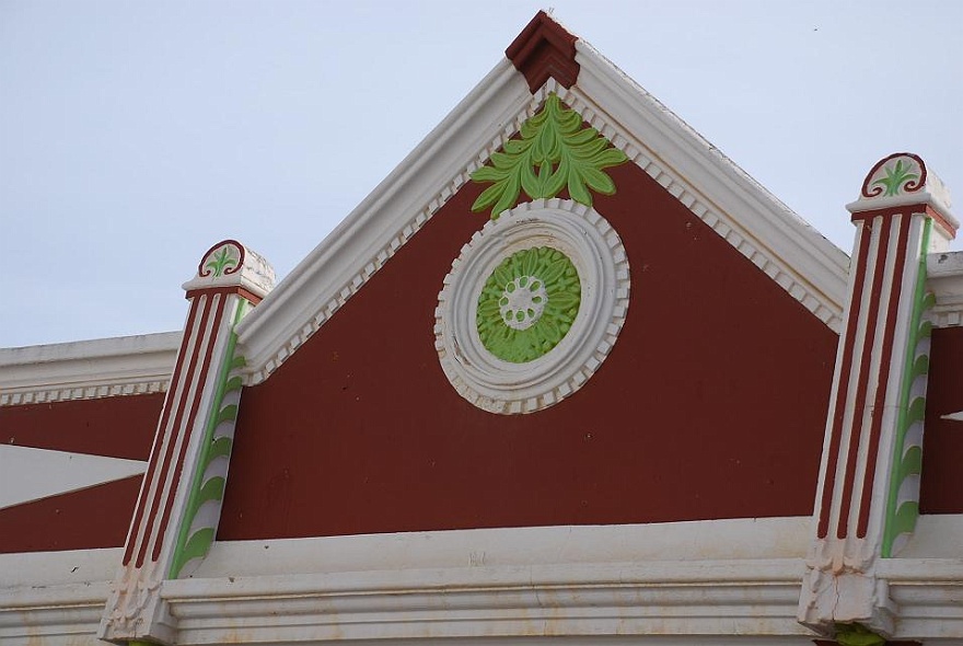 DSC_4639.JPG - gable of portugues house