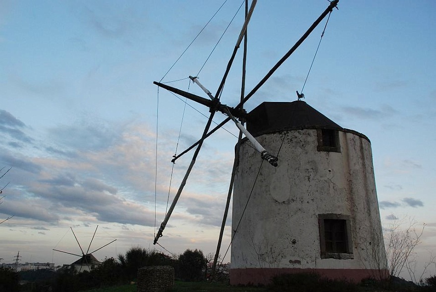 DSC_4823.JPG - on the road - portuges wind wheels are constructed like a sailing boat.