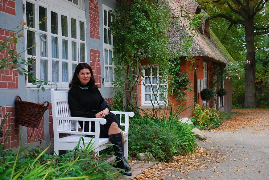 DSC_0006.JPG - Olga in front of "Haus im Schluh"