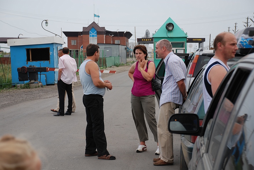 DSC_0351.JPG - at the border - I make some smalltalks with german kasakh who emigrates to Germany. Now they come back to visit her relatives in Kazakhstan.