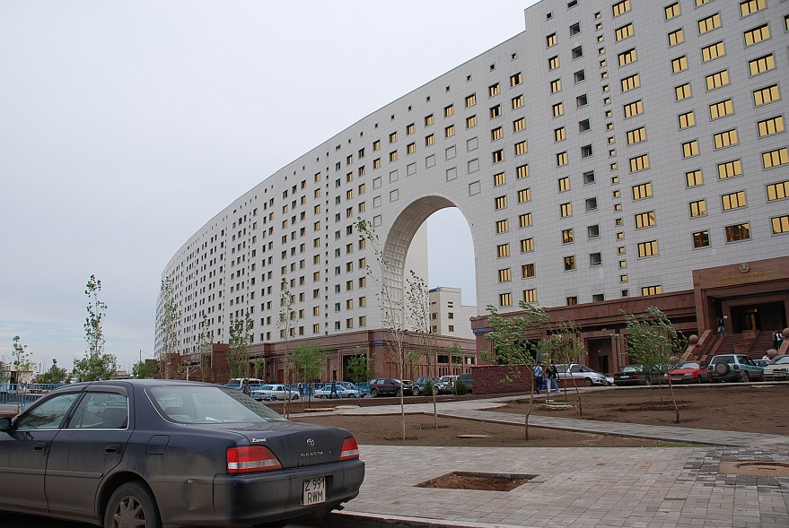 DSC_0371.JPG - Ministries building at Astana. This front was nearly one kilometer!