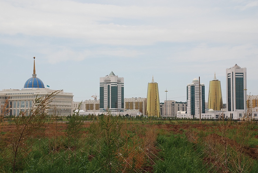 DSC_0372.JPG - new government district of Astana