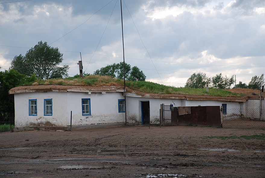 DSC_0395.JPG - typical kazakhi house in a village.