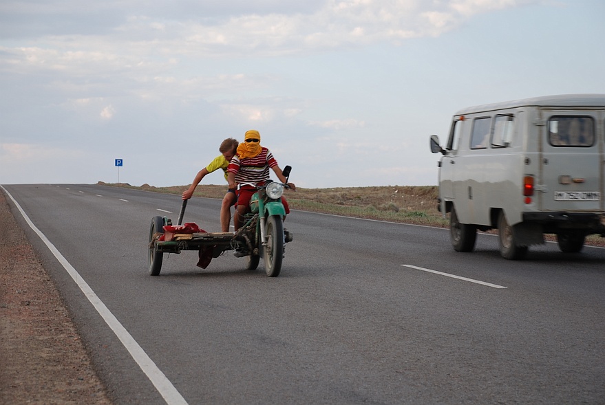 DSC_0405.JPG - two vehicles from sowjet times: on the left a old URAL and on the right a UAZ "Bobik"