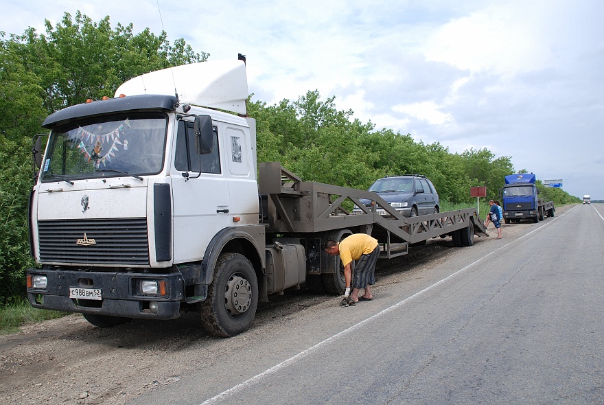 DSC_0668.JPG - Our car do not want move anymore. We stopped two transporters.