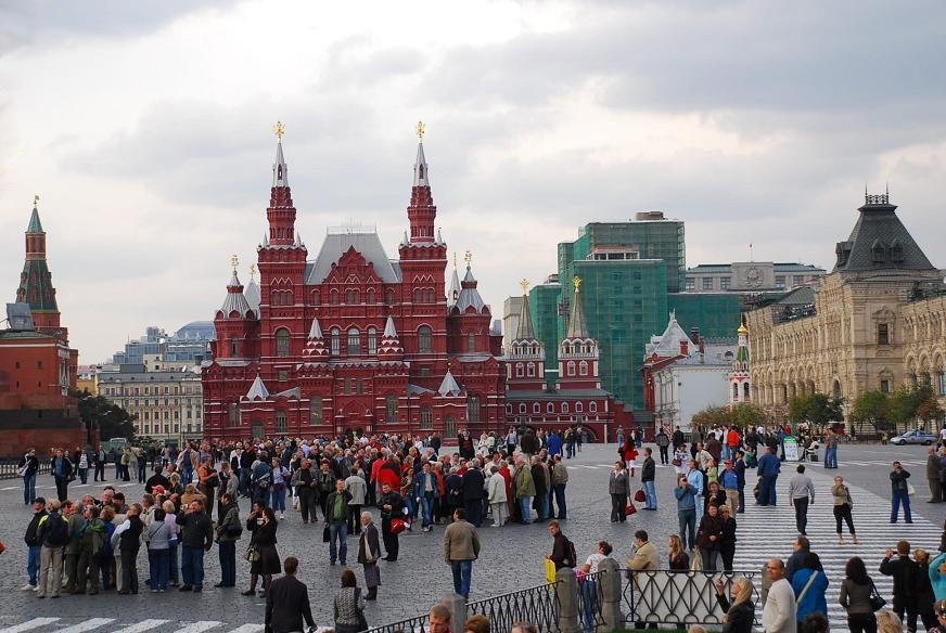 DSC_0640.JPG - at the end  of Red Square, dressed in red, the historical museum.