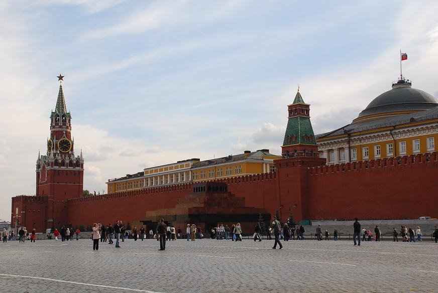 DSC_0671.JPG - Spasskaja tower, wall of Kreml and Mausoleum. On the right, with flag on the top, Putins office.