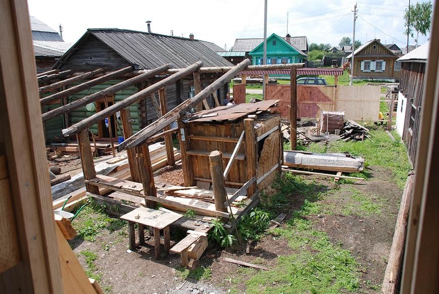 DSC_0321.JPG - See in the middle our old piggery. Now it is toilet for our workers.