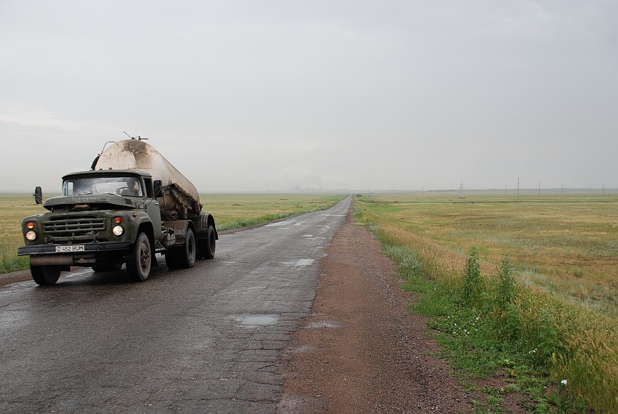 DSC_0360.JPG - Schon die ersten Kilometer in Kasachstan sind anders als in die letzten in Russland.