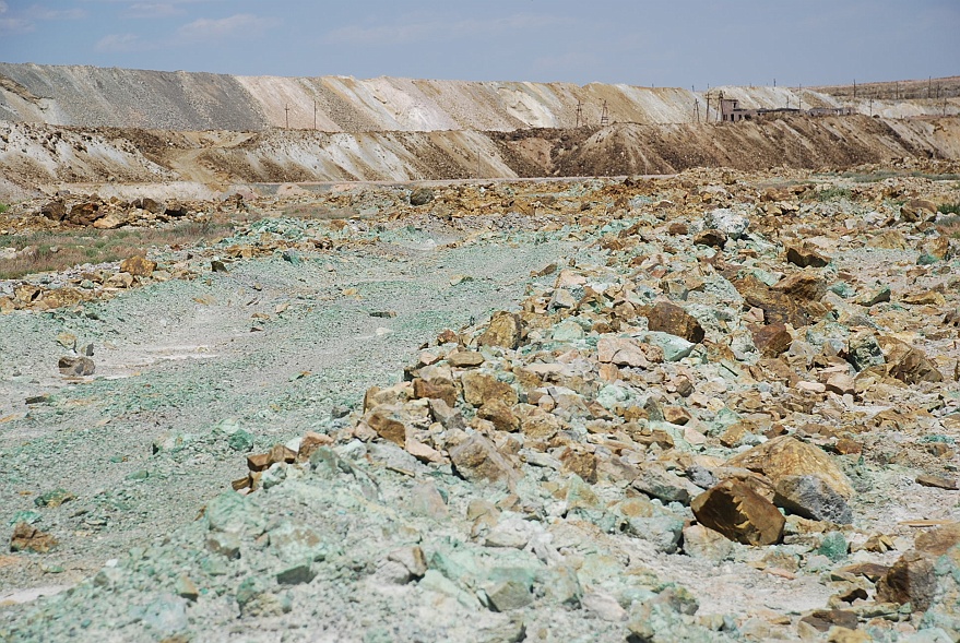 DSC_0421.JPG - eine Kupfermine - das oxidierende Metall hat sich gruen gefaerbt.