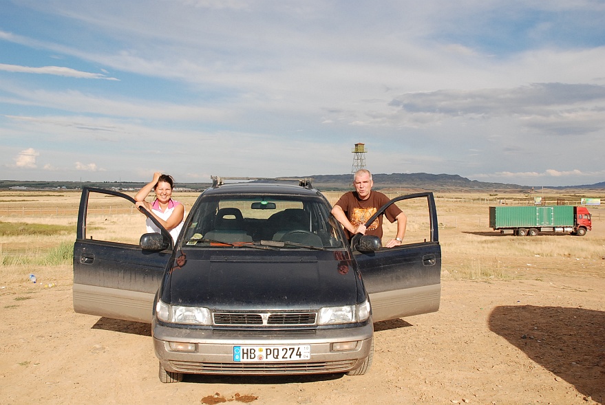 DSC_0524.JPG - Am Grenzuebergang nach China in Saisan. Es kuendigt sich ein Unheil an, denn unter unserem Auto sieht man schon Wasserpfuetzen...