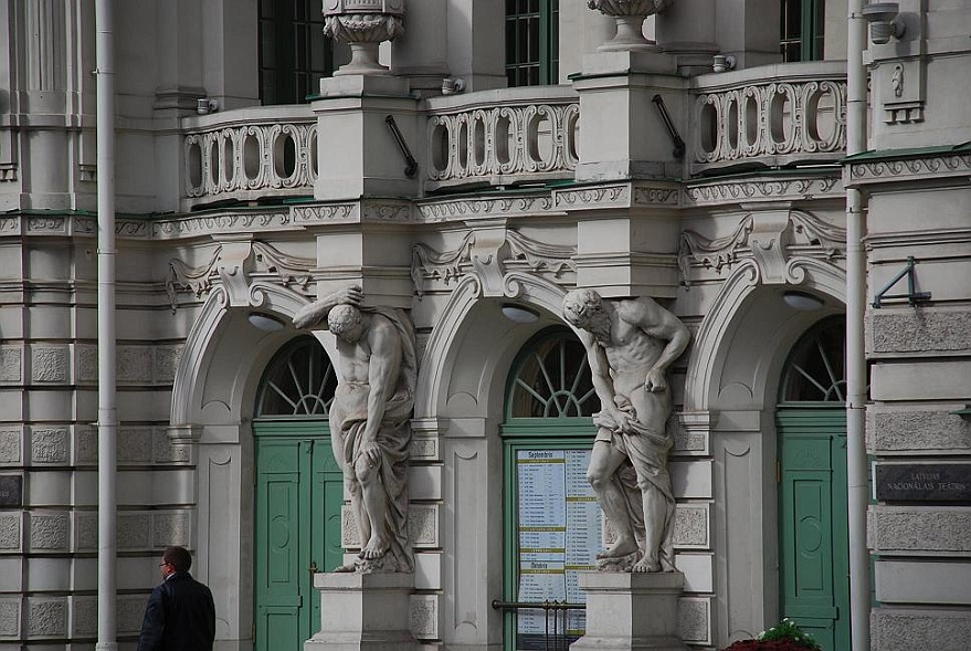 DSC_0654.JPG - Theaterfassade - schwere Arbeit.