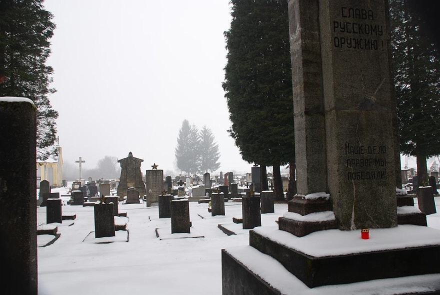 DSC_4982.JPG - Friedhof direkt hinter dem Grenzzaun fr Ungarn und russische Soldaten.