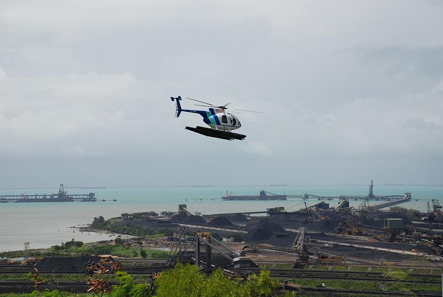 DSC_0027a.JPG - Mackay - der Welt grter Kohlehafen. Hier kommt der Lotse mit dem Hubschrauber an Bord...