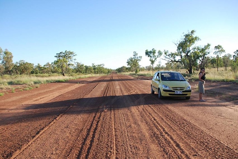 DSC_0051.JPG - ...und wir genieen die Fahrt tiefer ins Outback. Rot ist jetzt...