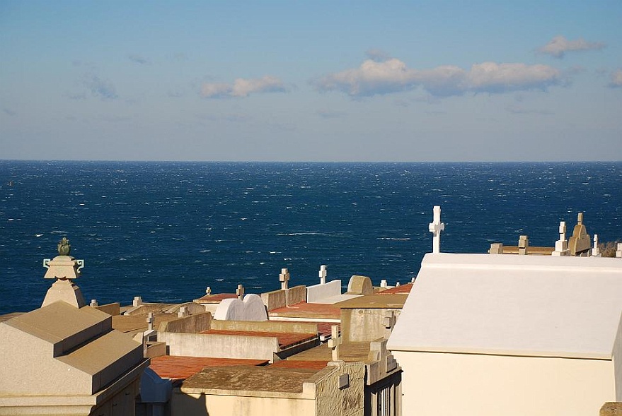 DSC_0821.JPG - Rber nach Frankreich - erste Begegnung drben ist ein Friedhof direkt am Meer