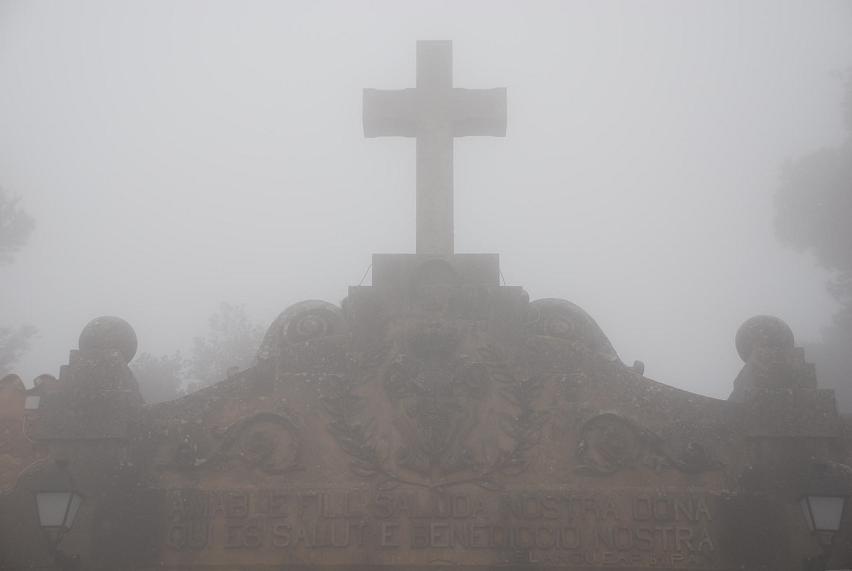 DSC_0641.JPG - In den Wolken: Eingang zum Kloster "Santuari de Cura"...