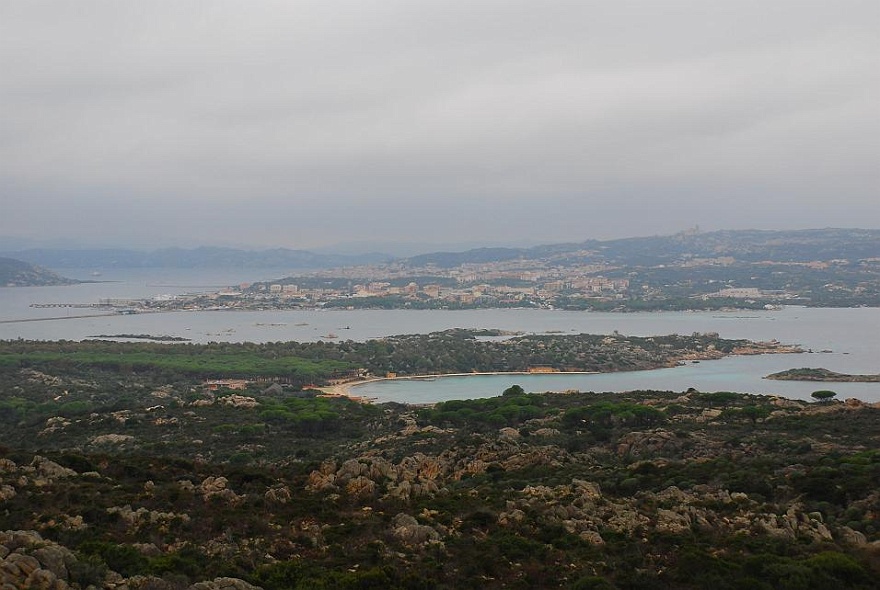 DSC_0204.JPG - Jetzt sind wir ber den Damm, den man links sieht, rber auf die Insel Cabrera gefahren.