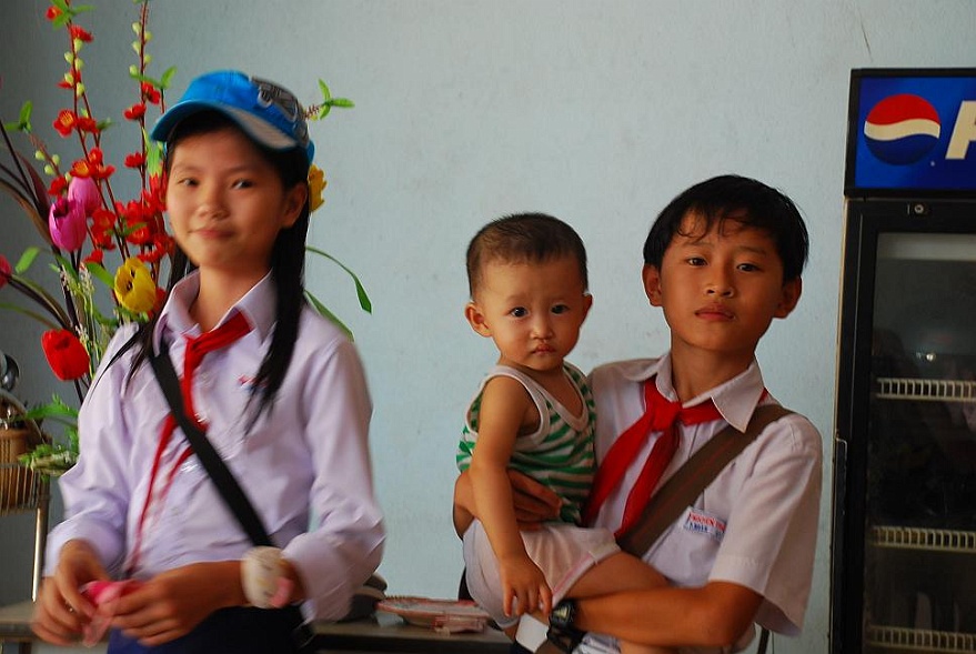 DSC_1176.JPG - Junge Pioniere der sozialistischen Republik Vietnam auf dem Weg zur Schule. Da kommen...