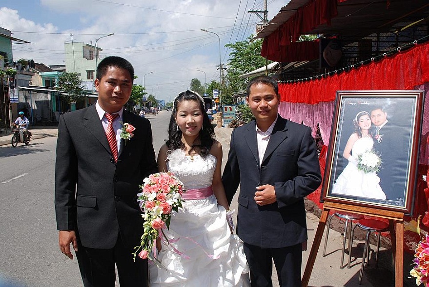 DSC_1217.JPG - Die drei feiern Hochzeit. Besser gesagt die beiden linken, denn der rechte ist der Bruder der Schwester....oder so.