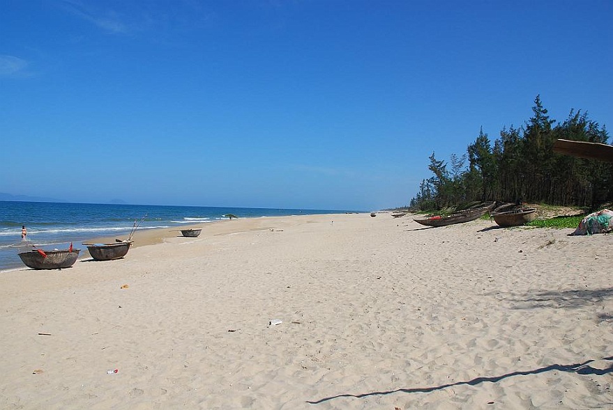 DSC_1255.JPG - Am Strand in der Nhe von Hoi An. Olga hinten links.