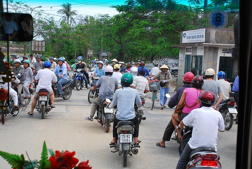 DSC_1321.JPG - Immer wieder ein Hingucker: Mopedfahrer in Vietnam.