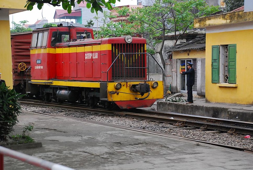 DSC_1481.JPG - Der Eisenbahner gibt mit seiner gelben Flagge das Zeichen: Weg ist frei - keine Gelben auf der Strecke!