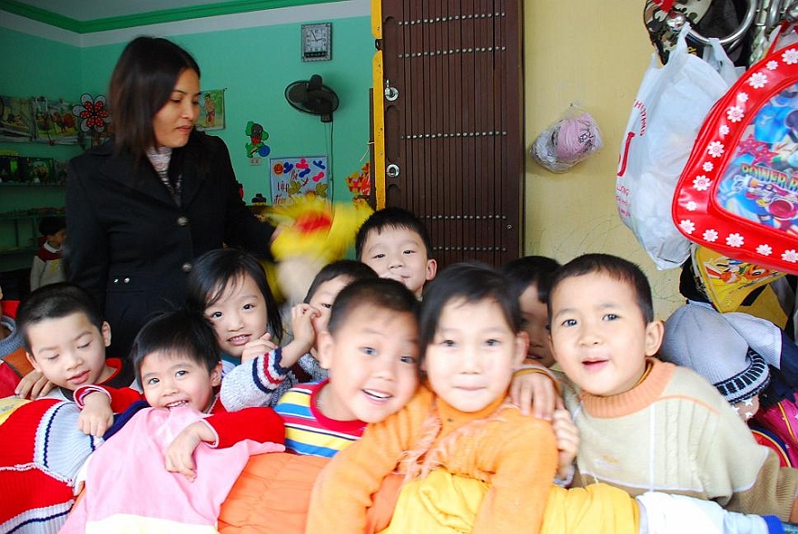 DSC_1491.JPG - ...toben die Kinder im Kindergarten. Wir verlassen Ninh BinH und fahren...