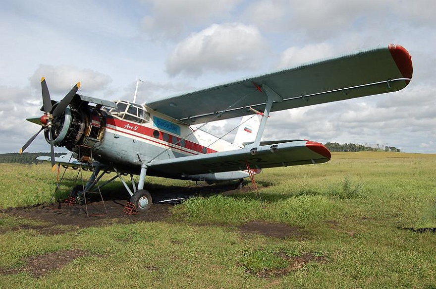 AN2.JPG - Mit dieser Antonov 2 werden Rundfluege und Fallschirmspringen angeboten. Preis fuer die ganze Maschine und 30 Minuten Flug: 110 Dollar