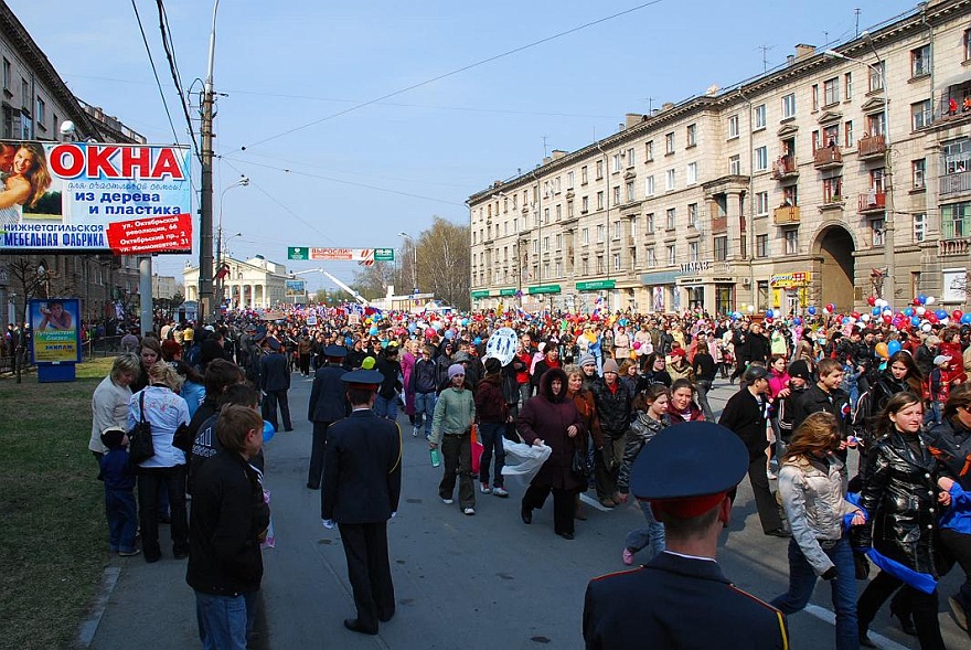 DSC_0934.JPG - 9. Mai - Parade in Nischni Tagil - zum Schluss hatte ich das Gefhl, dass alle Einwohne da waren!