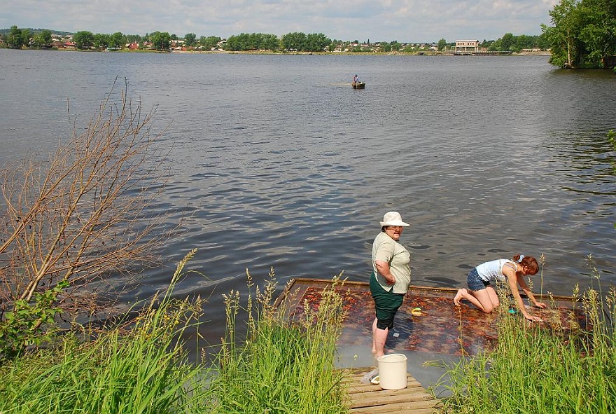 DSC_1200.JPG - unterwegs - so werden berall Teppiche gewaschen.