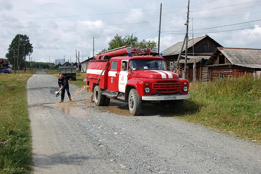 Feuerwehr.JPG - Die Dorffeuerwehr im (Uebungs-)Einsatz.