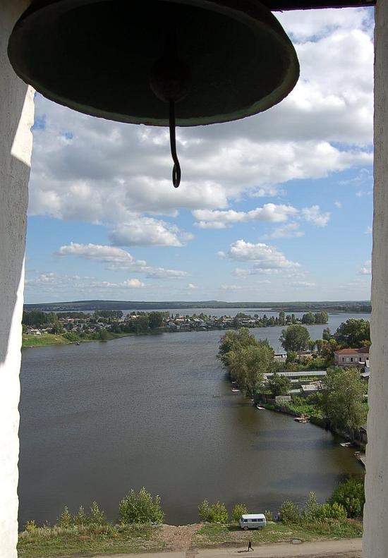 Glocke.JPG - ...hat man einen herrlichen Blick auf den See und...