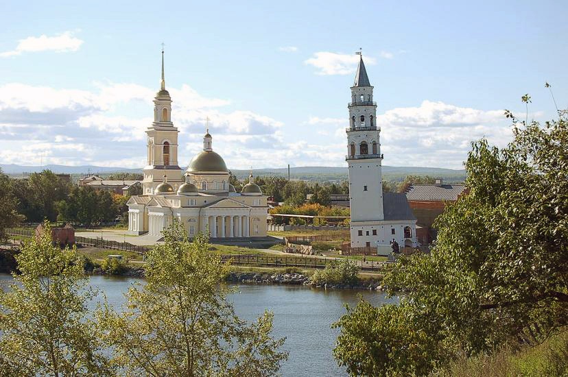 Newiansk.JPG - ..um 1700 eine Urlaubsreise nach Pisa in Italien gemacht hat. Er war von dem Turm dort so begeistert, dass er "seinen" Turm im gleichen Winkel nachbaute. Oben im Turm befindet sich ein Glockenspiel, dass ... 
